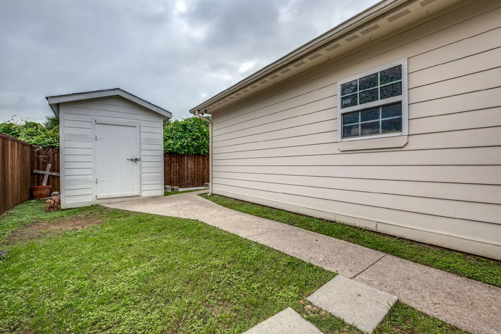 Charming Home Near Bonton Farms & Major Dallas Conveniences – Move-In Ready! property image