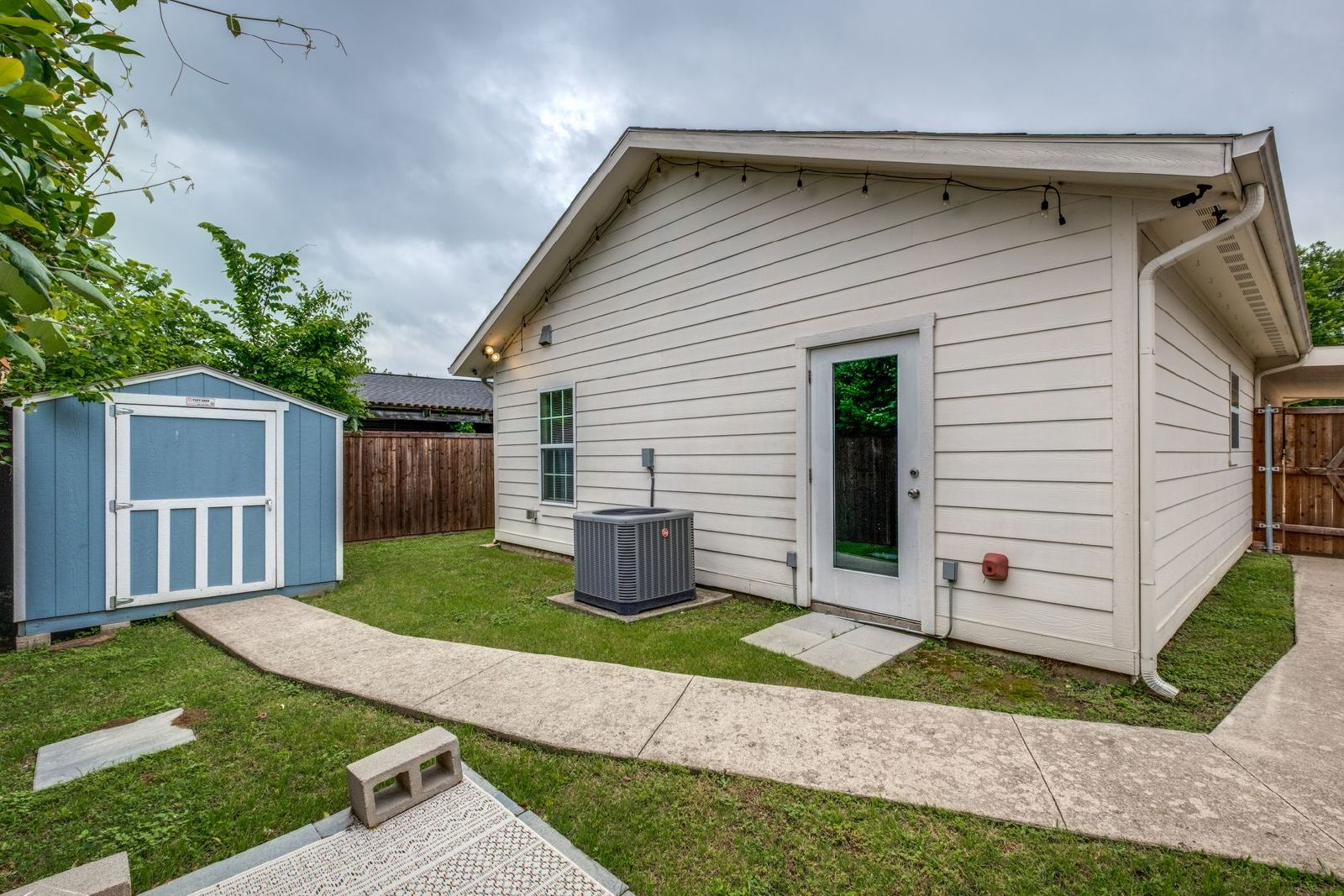 Charming Home Near Bonton Farms & Major Dallas Conveniences – Move-In Ready! property image