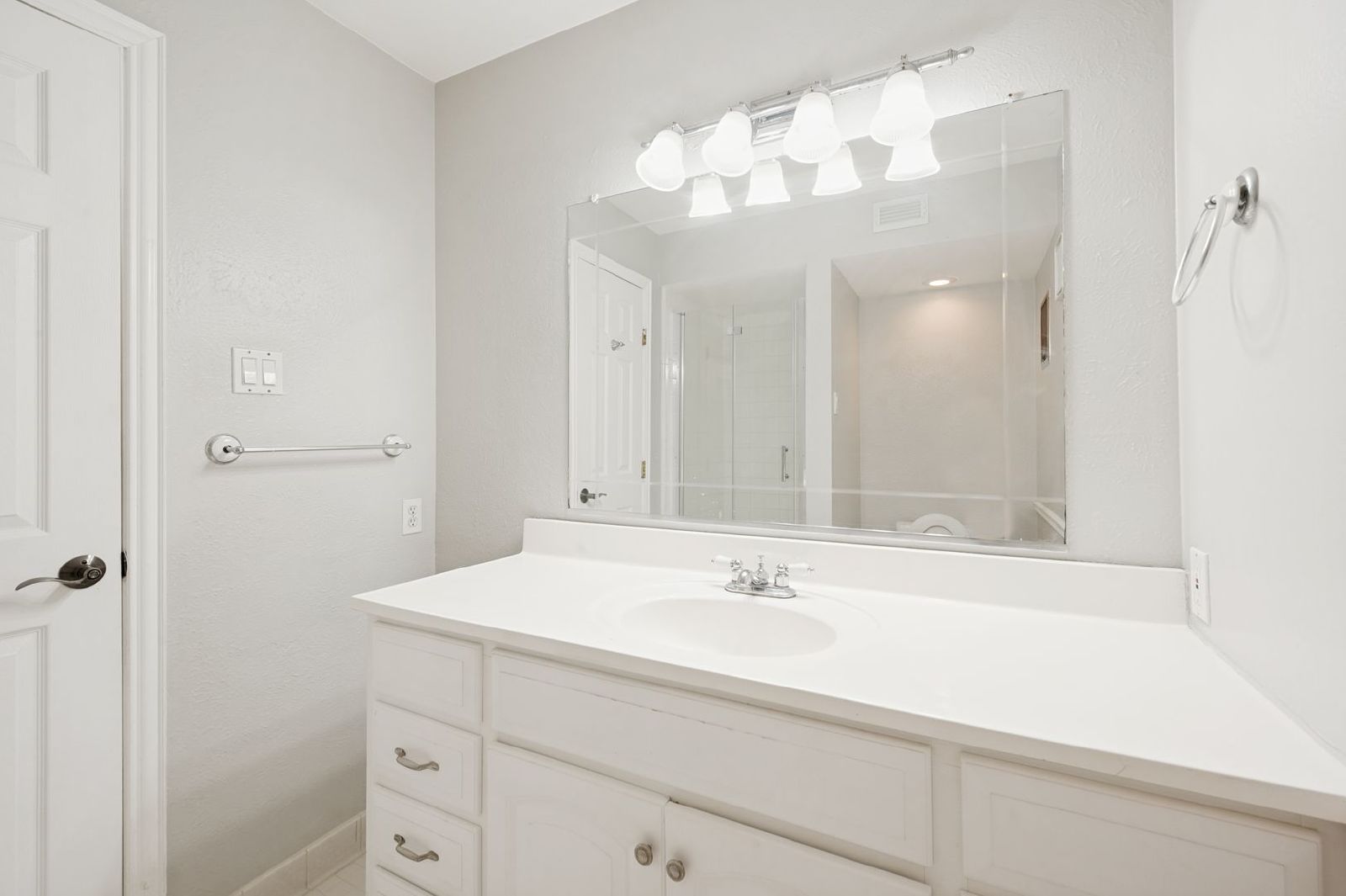 Prime Las Colinas Location! Spacious Condo Minutes from Dining, Entertainment & Major Employers property image