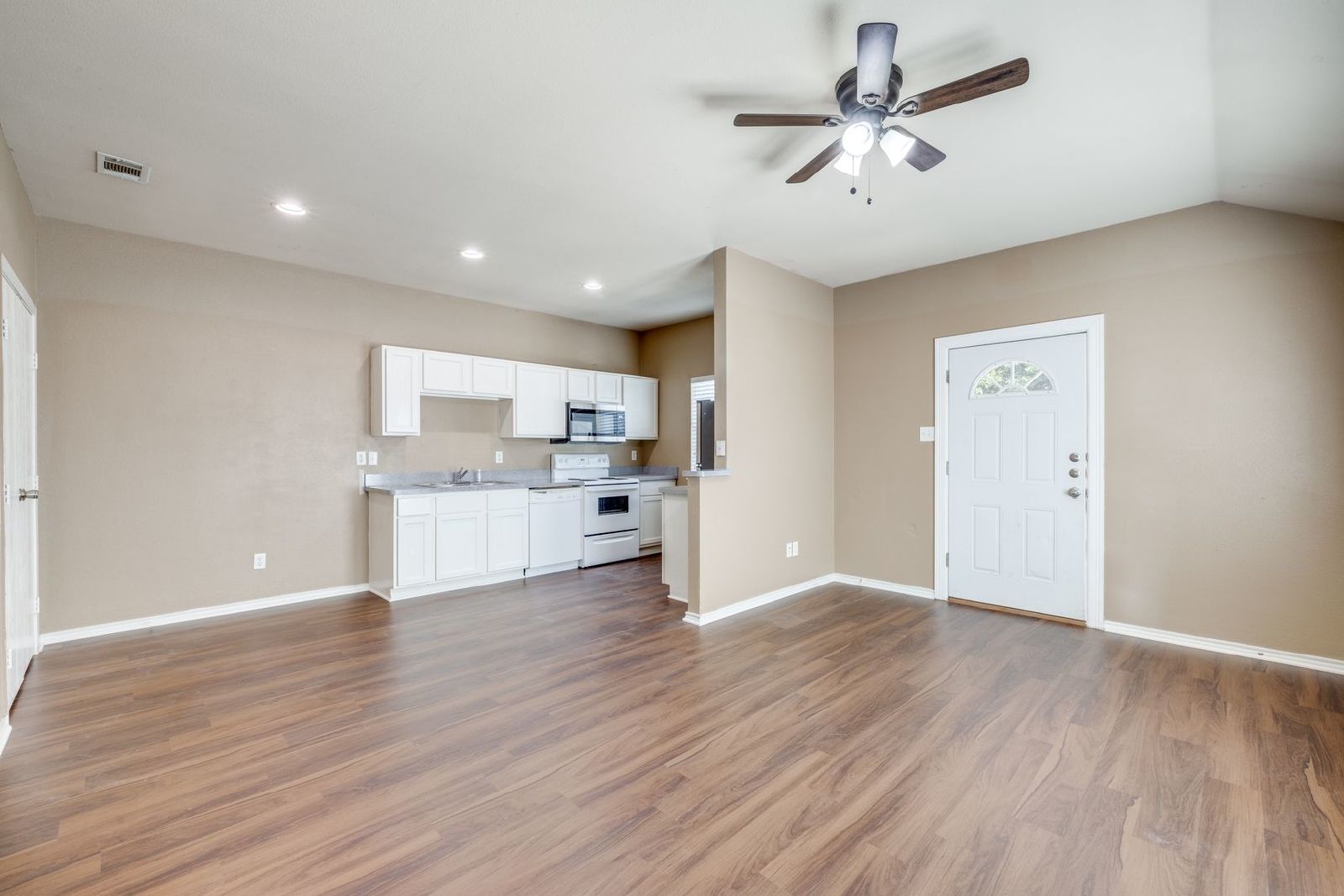 Modern Comfort with Private Outdoor Space – 2 Bed / 2 Bath Duplex property image