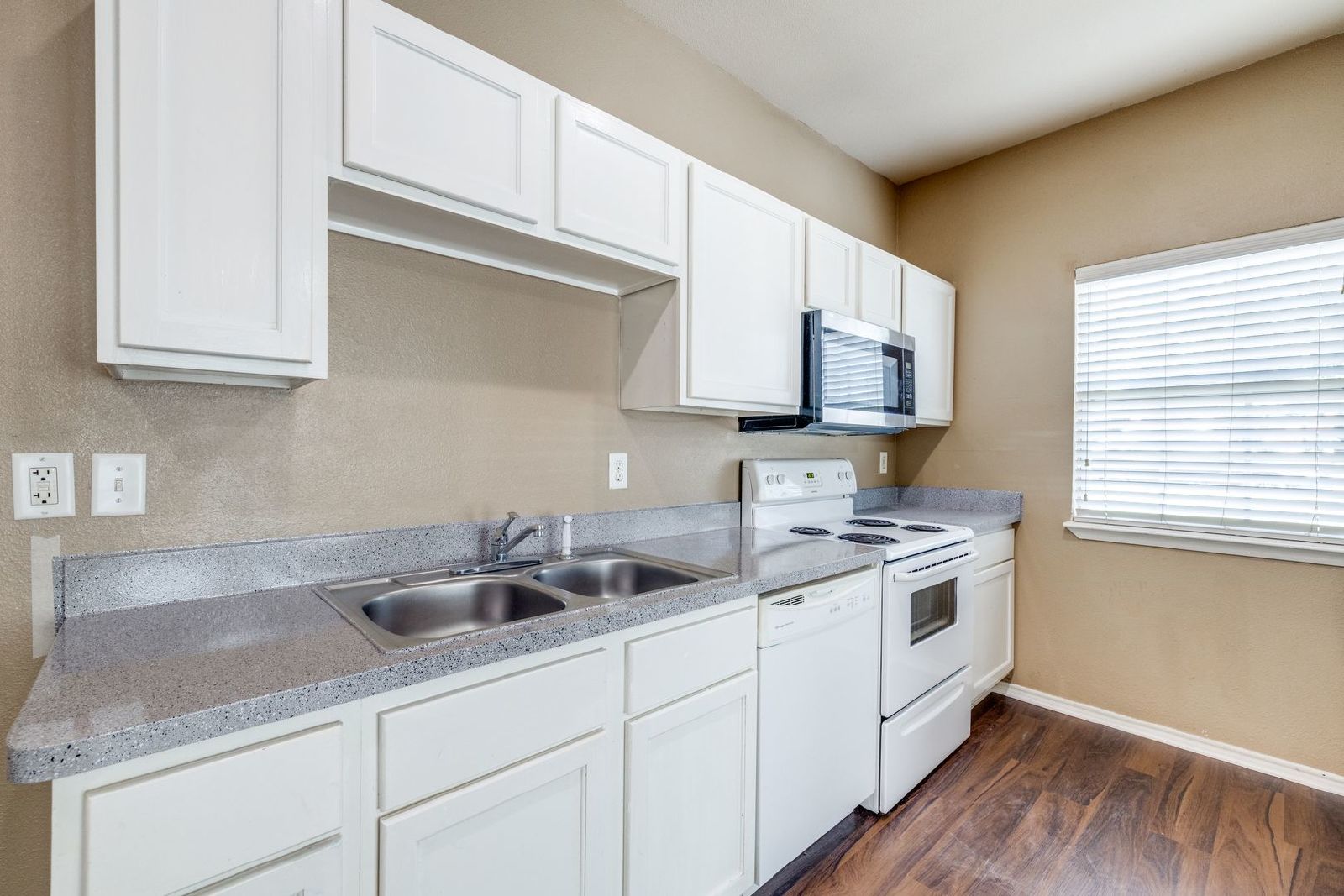 Modern Comfort with Private Outdoor Space – 2 Bed / 2 Bath Duplex property image