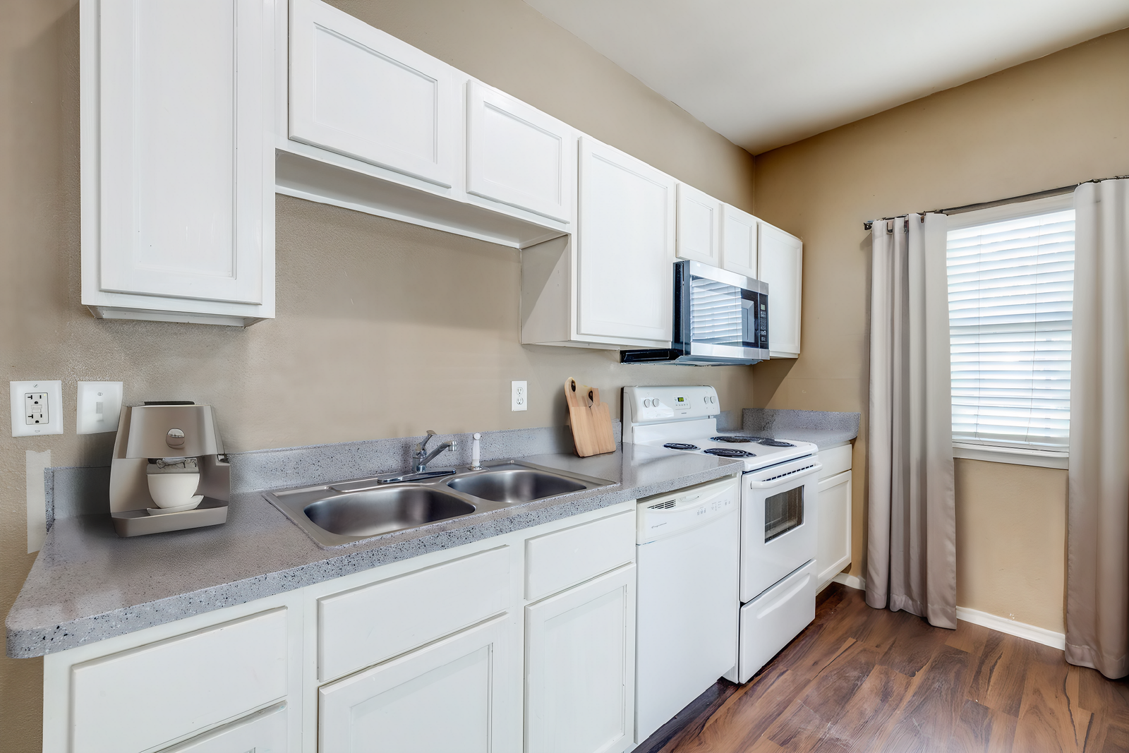 Modern Comfort with Private Outdoor Space – 2 Bed / 2 Bath Duplex property image