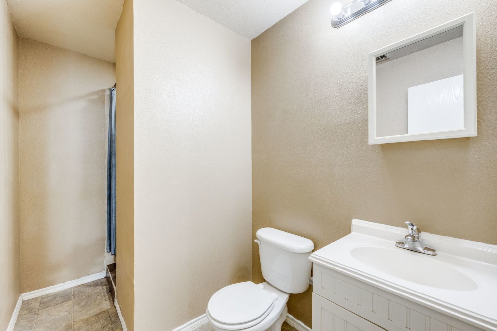 Modern Comfort with Private Outdoor Space – 2 Bed / 2 Bath Duplex property image