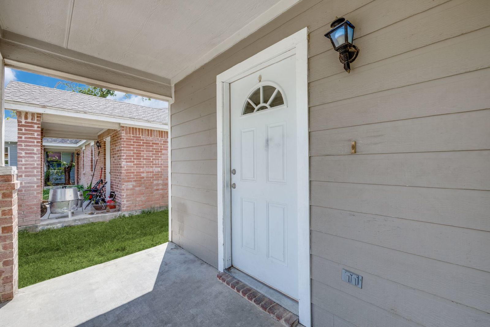 Modern Comfort with Private Outdoor Space – 2 Bed / 2 Bath Duplex property image