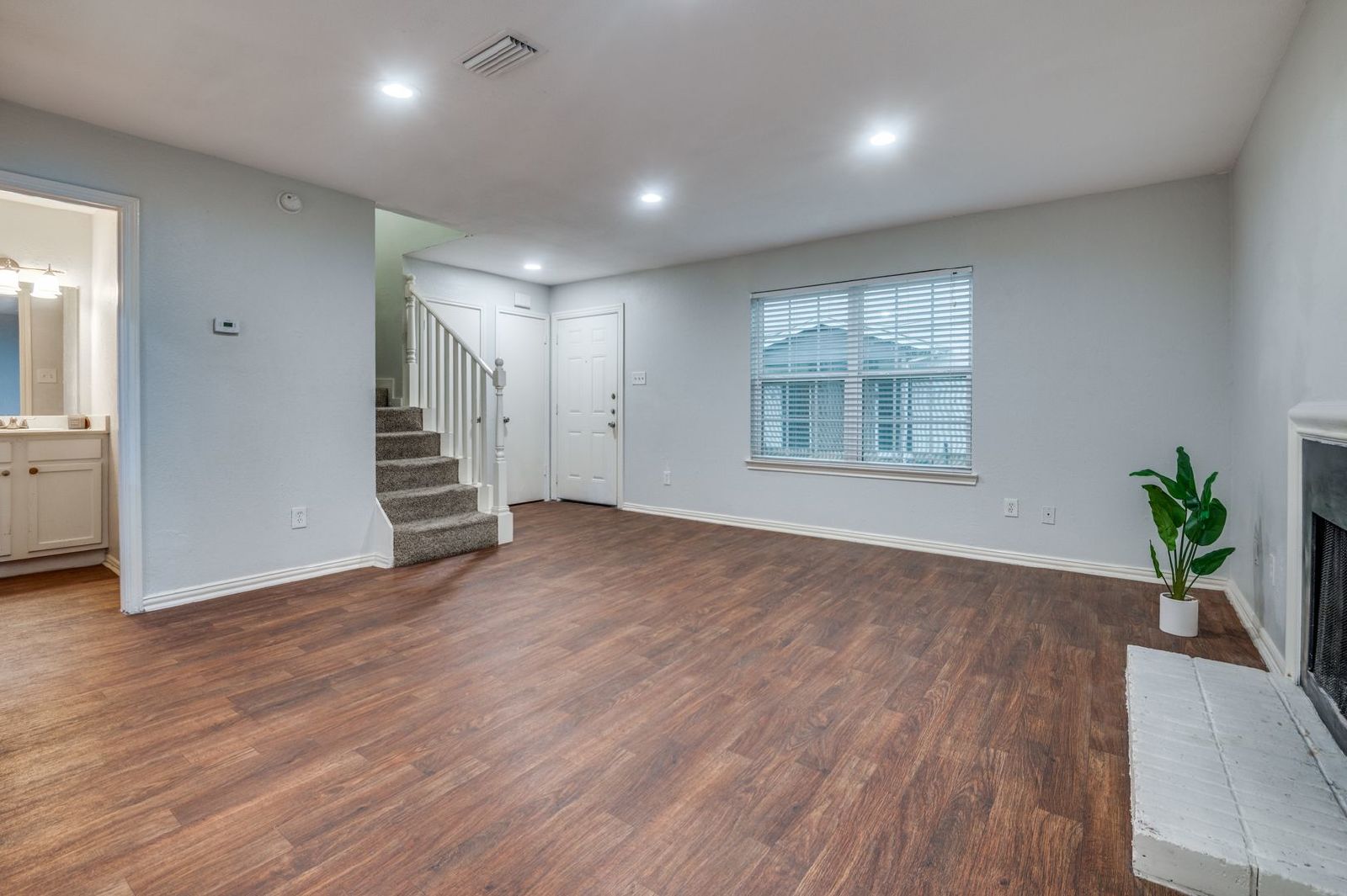 Classic 2Bed Townhome – Private Backyard & Kitchen Appliances Included property image