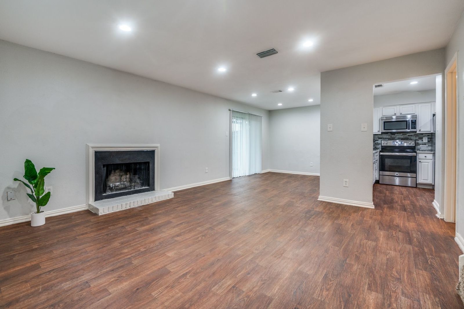 Classic 2Bed Townhome – Private Backyard & Kitchen Appliances Included property image