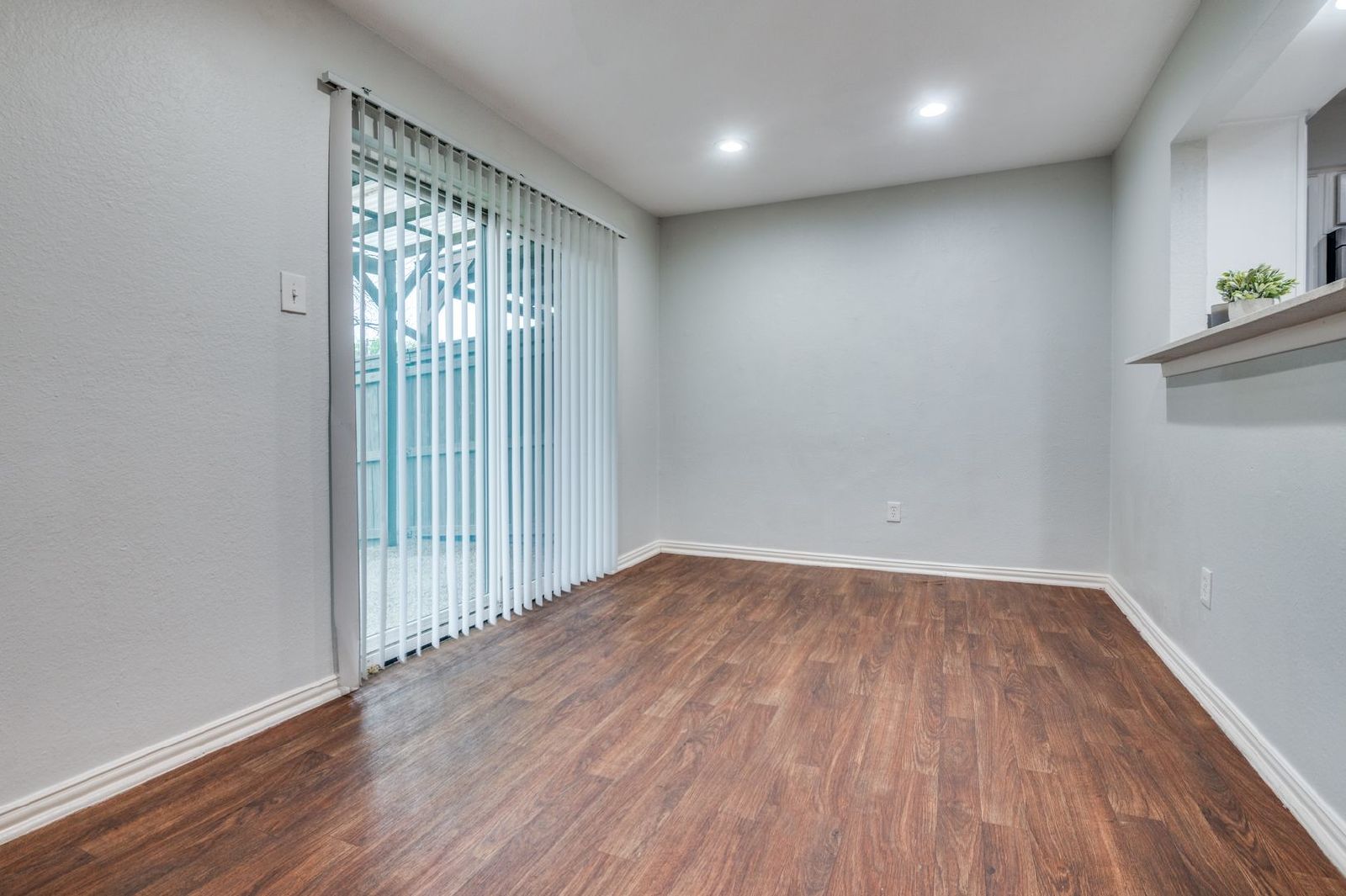 Classic 2Bed Townhome – Private Backyard & Kitchen Appliances Included property image