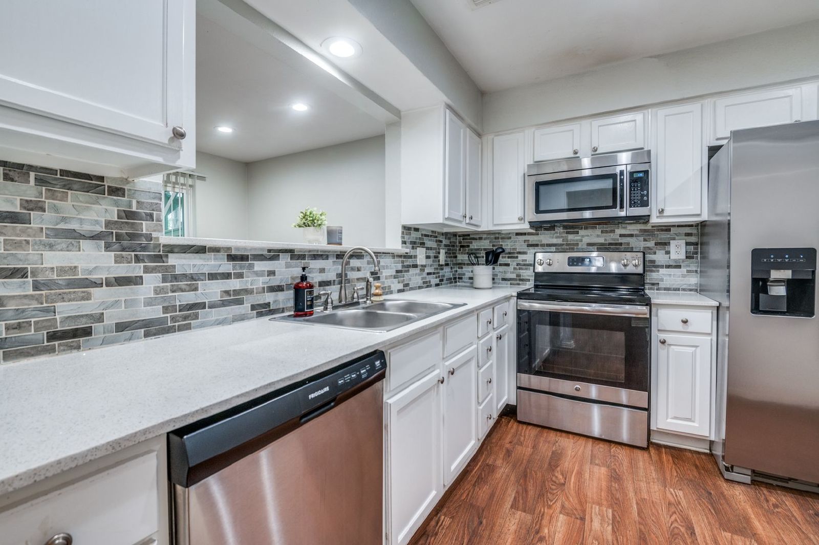 Classic 2Bed Townhome – Private Backyard & Kitchen Appliances Included property image