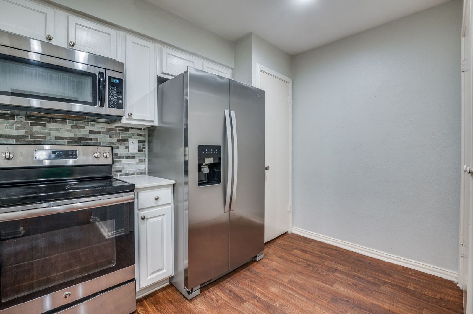 Classic 2Bed Townhome – Private Backyard & Kitchen Appliances Included property image