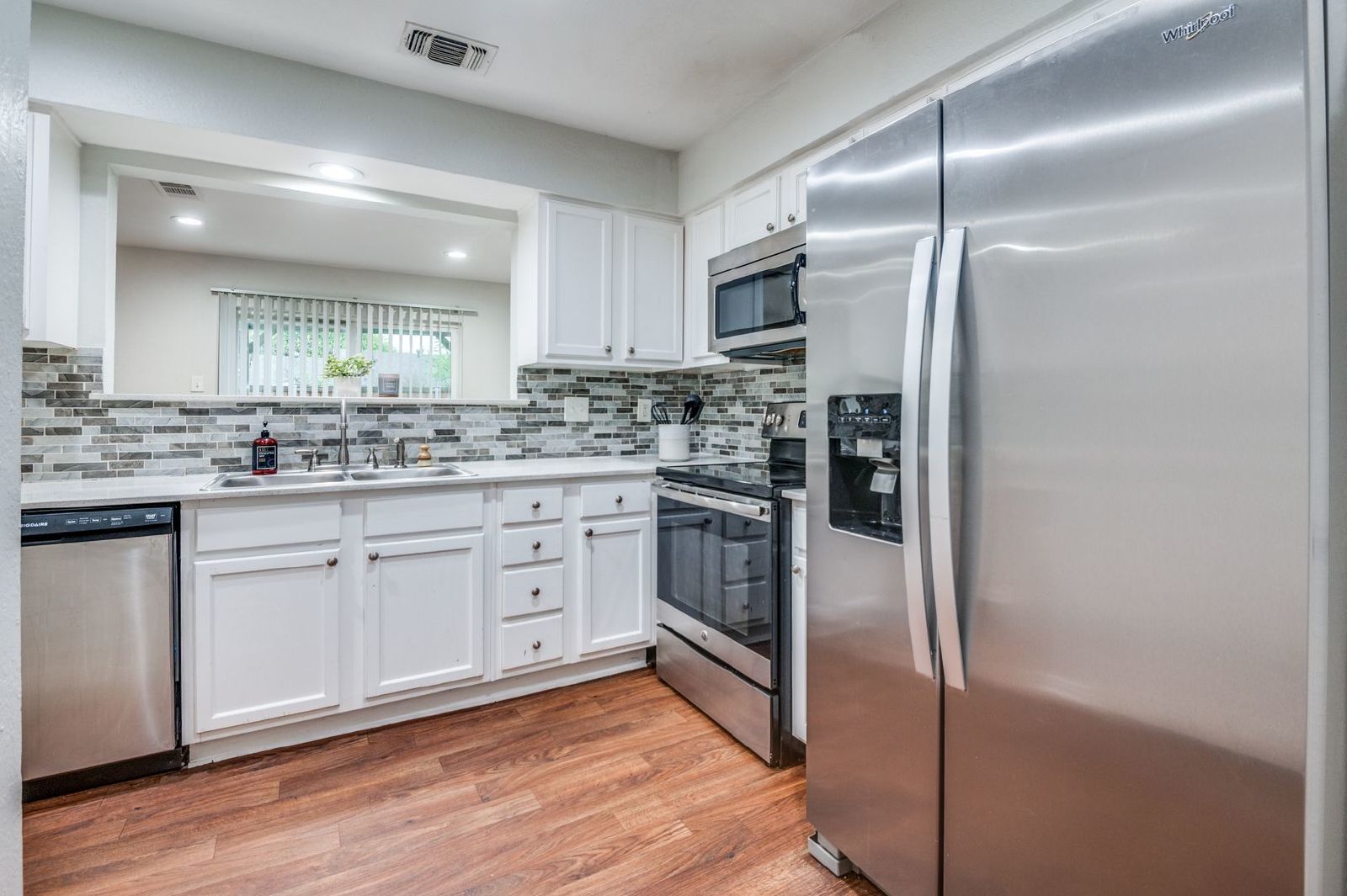 Classic 2Bed Townhome – Private Backyard & Kitchen Appliances Included property image