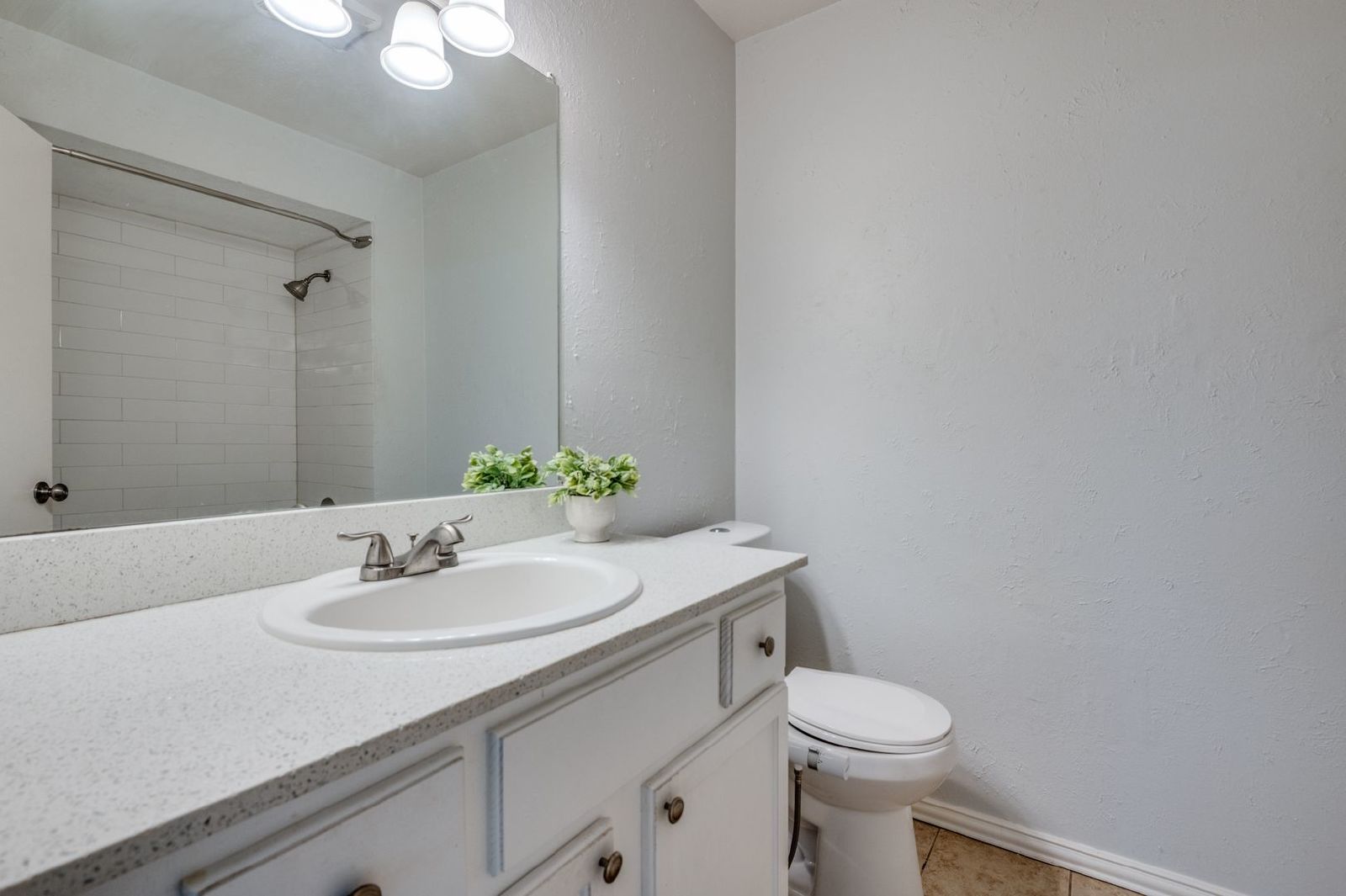 Classic 2Bed Townhome – Private Backyard & Kitchen Appliances Included property image