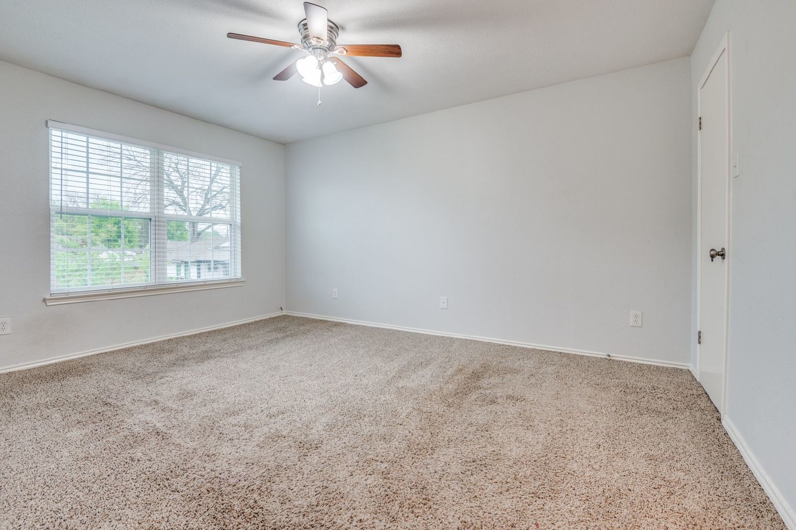 Classic 2Bed Townhome – Private Backyard & Kitchen Appliances Included property image