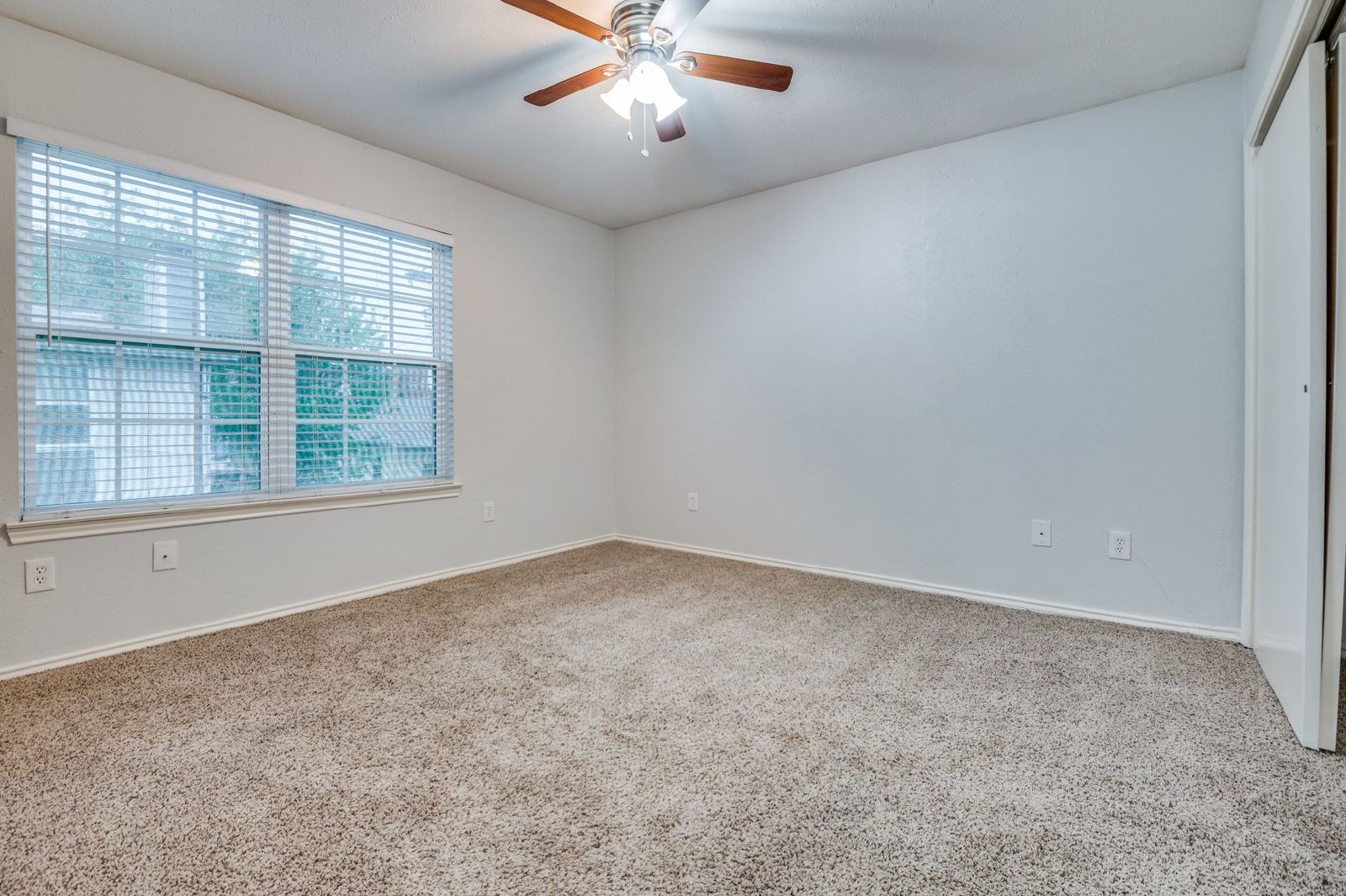 Classic 2Bed Townhome – Private Backyard & Kitchen Appliances Included property image