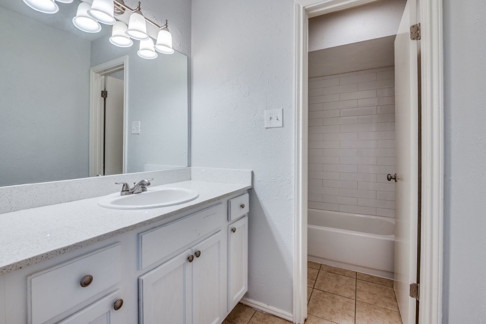 Classic 2Bed Townhome – Private Backyard & Kitchen Appliances Included property image