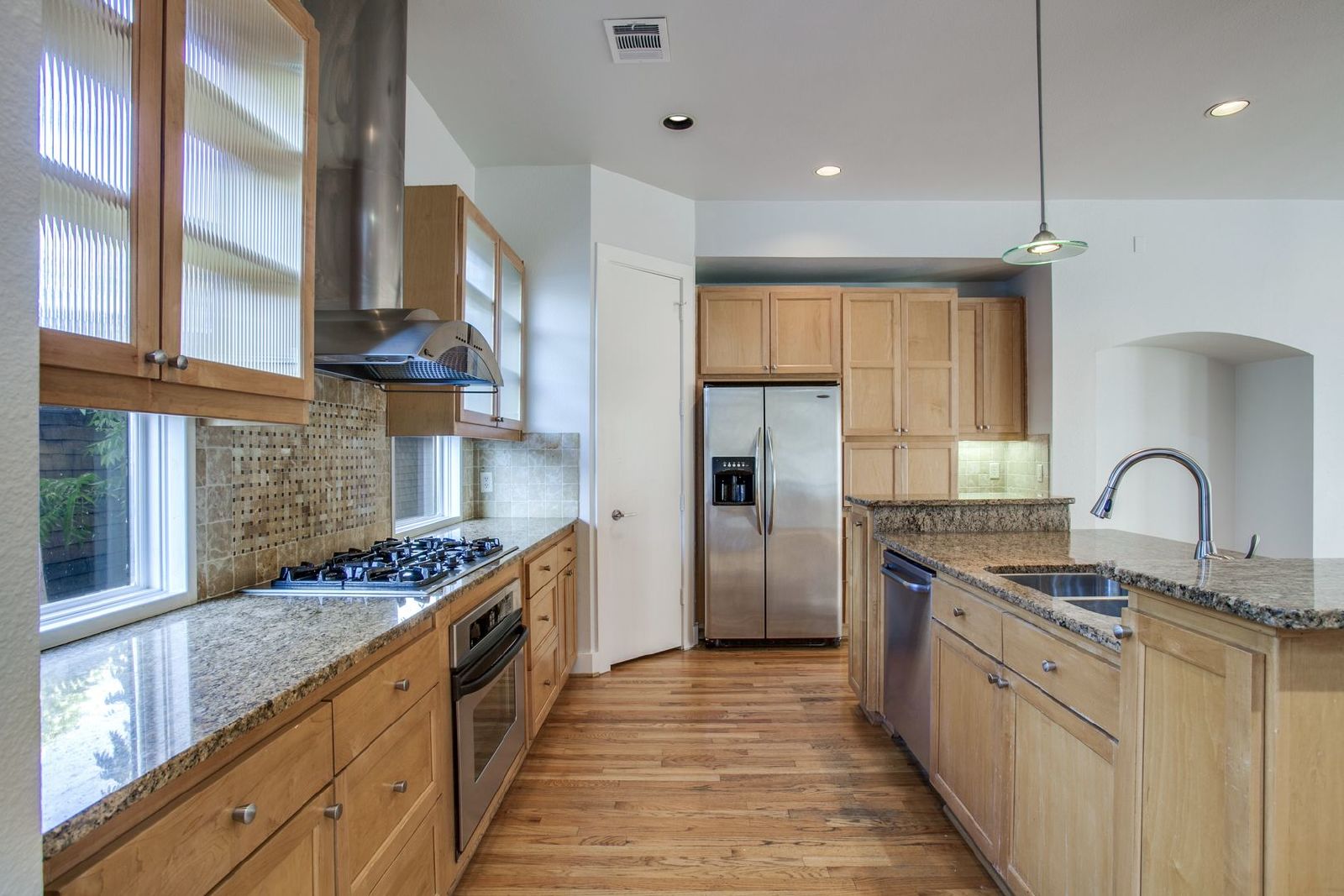 Luxury 3-Bedroom Townhome in Oak Lawn – 3805 Holland Ave, Dallas, TX 75219 property image