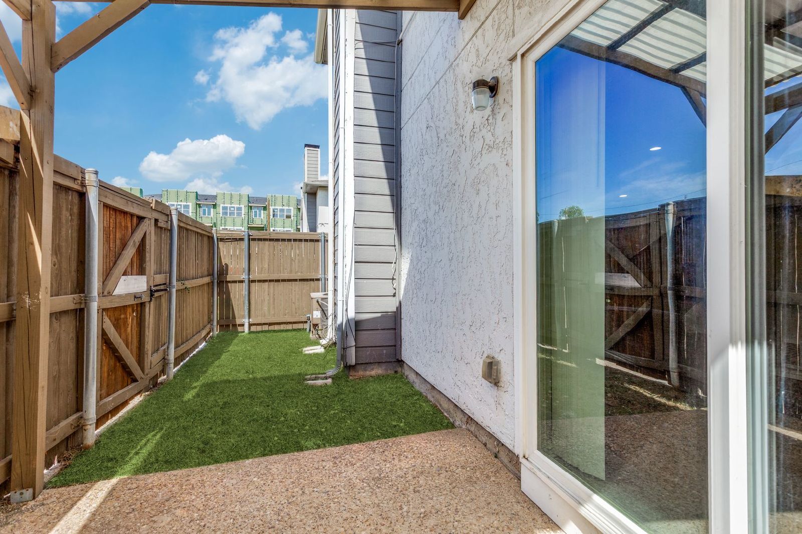 Classic 2Bed Townhome – Private Backyard & Kitchen Appliances Included property image