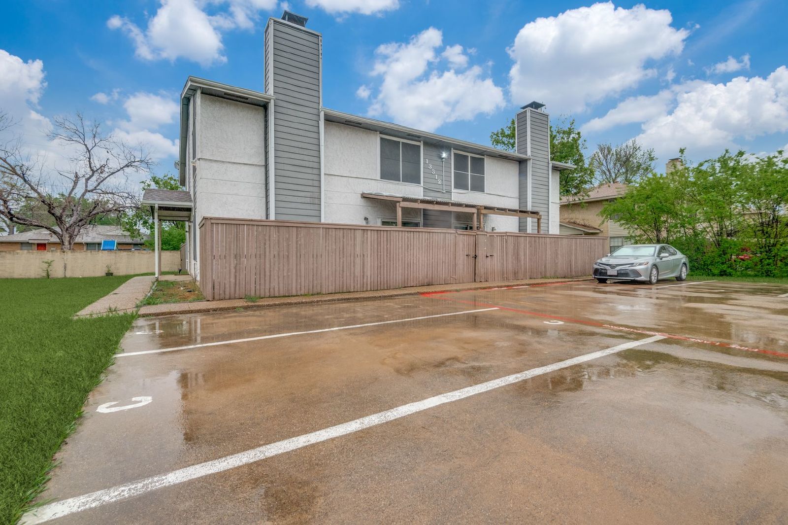 Classic 2Bed Townhome – Private Backyard & Kitchen Appliances Included property image