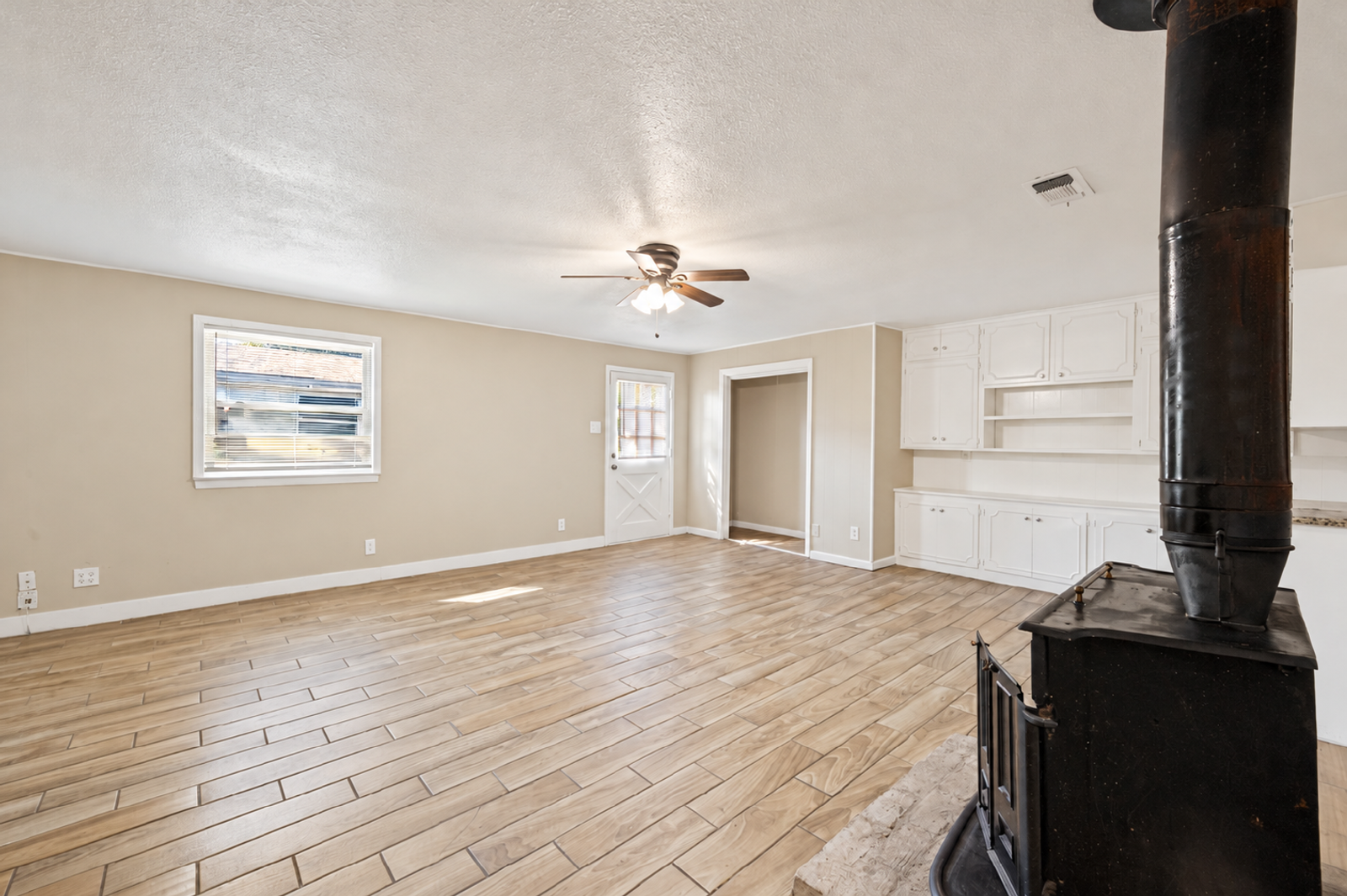 Spacious & Move-In Ready: Charming 4-Bedroom Home in Grand Prairie! property image