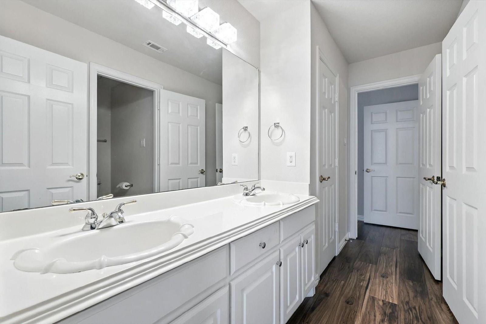 Spacious & Elegant 5-Bedroom Home in Prime Richardson Location property image