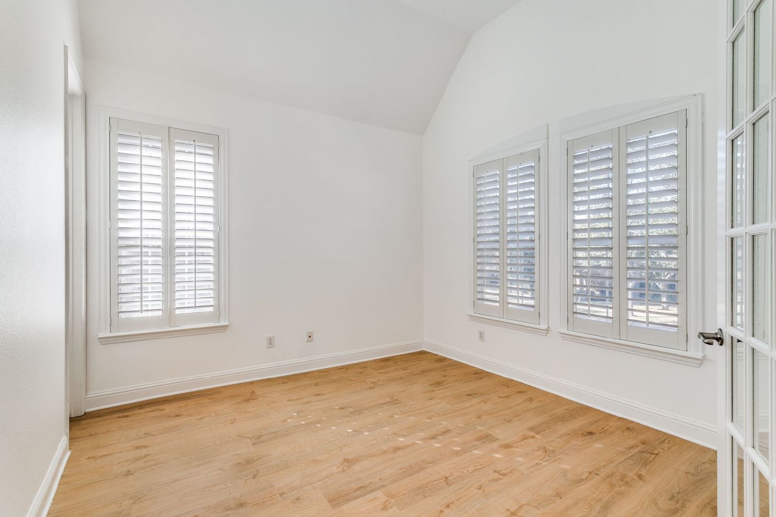 Stunning Fully Renovated 4-Bedroom Home in Gated Hackberry Creek – Irving, TX property image