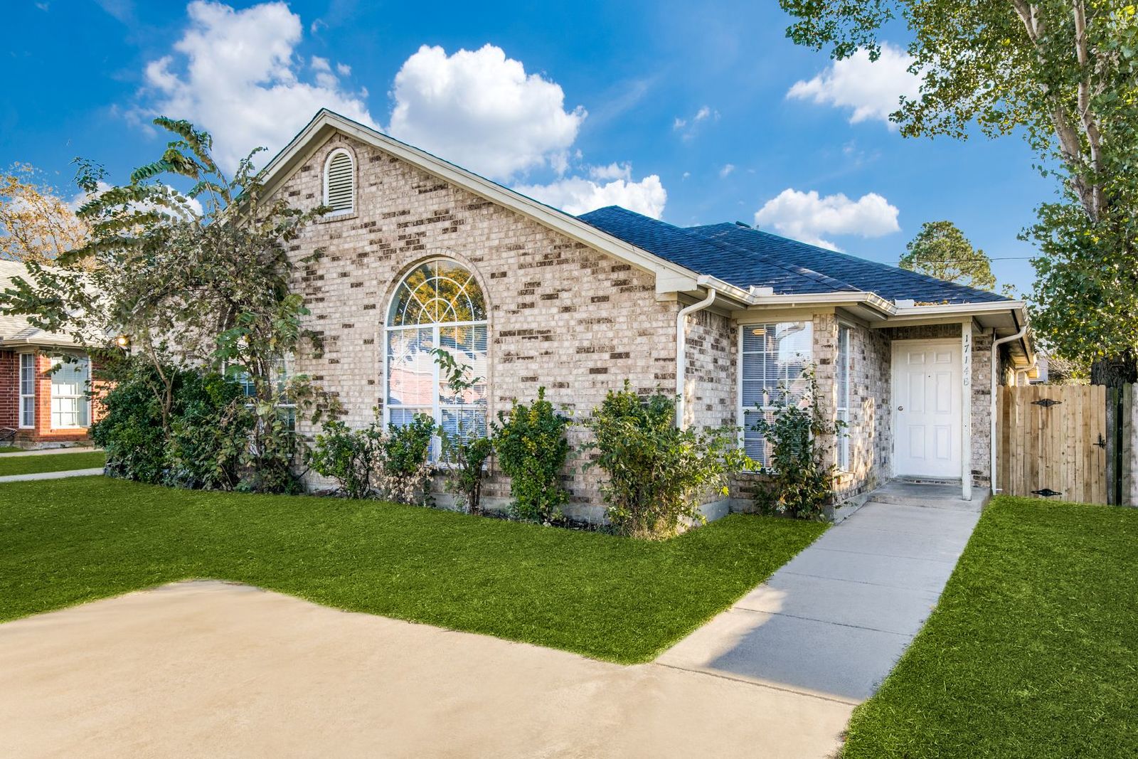 Classic Duplex in Arlington – Immediate Move-in property image