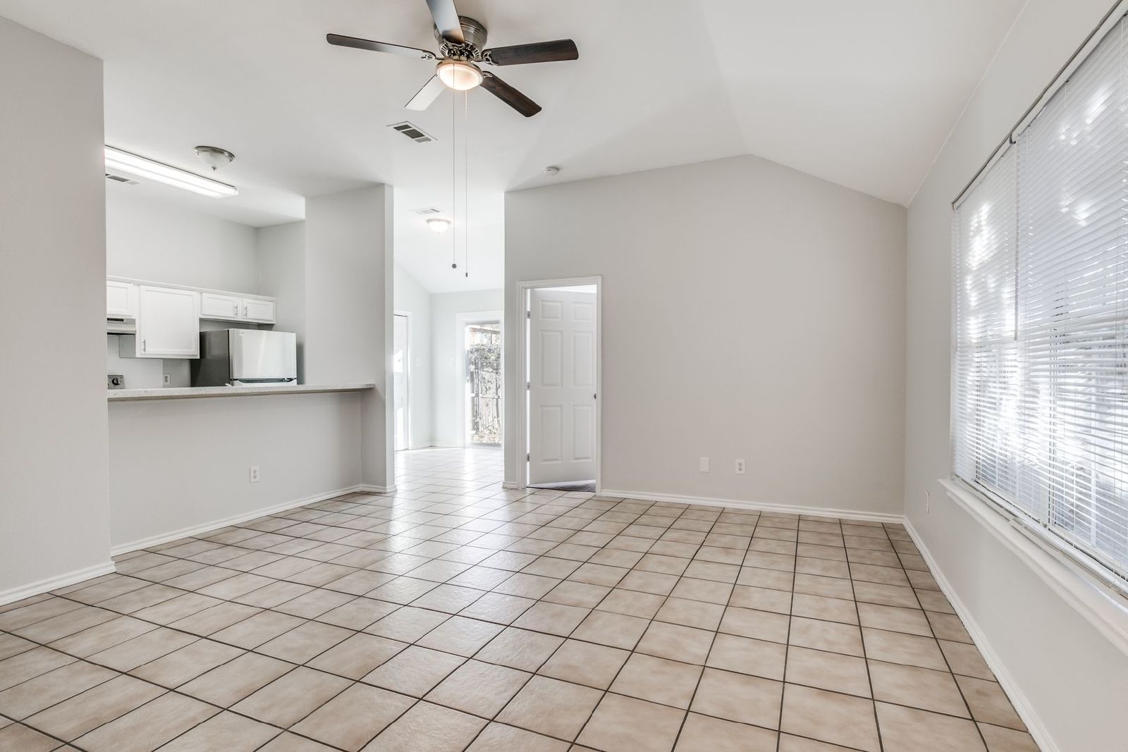 Classic Duplex in Arlington – Immediate Move-in property image