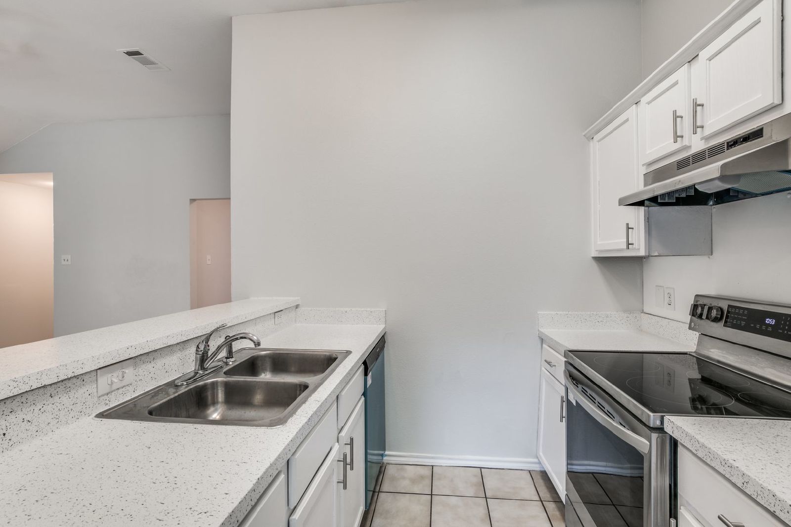 Classic Duplex in Arlington – Immediate Move-in property image