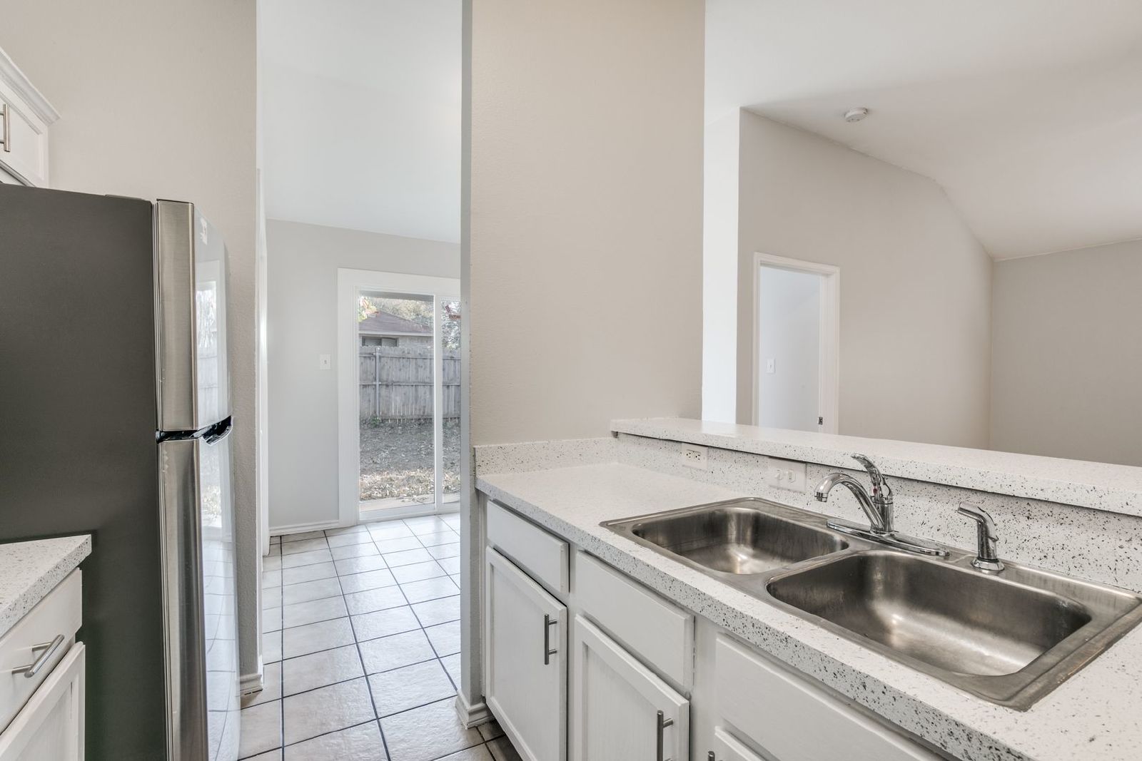 Classic Duplex in Arlington – Immediate Move-in property image