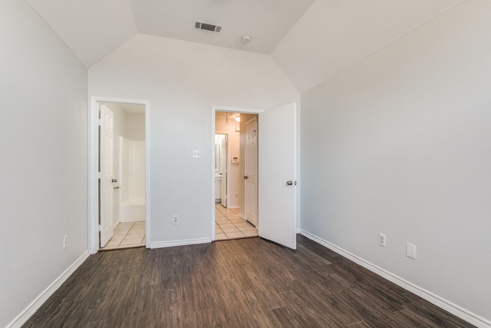 Classic Duplex in Arlington – Immediate Move-in property image