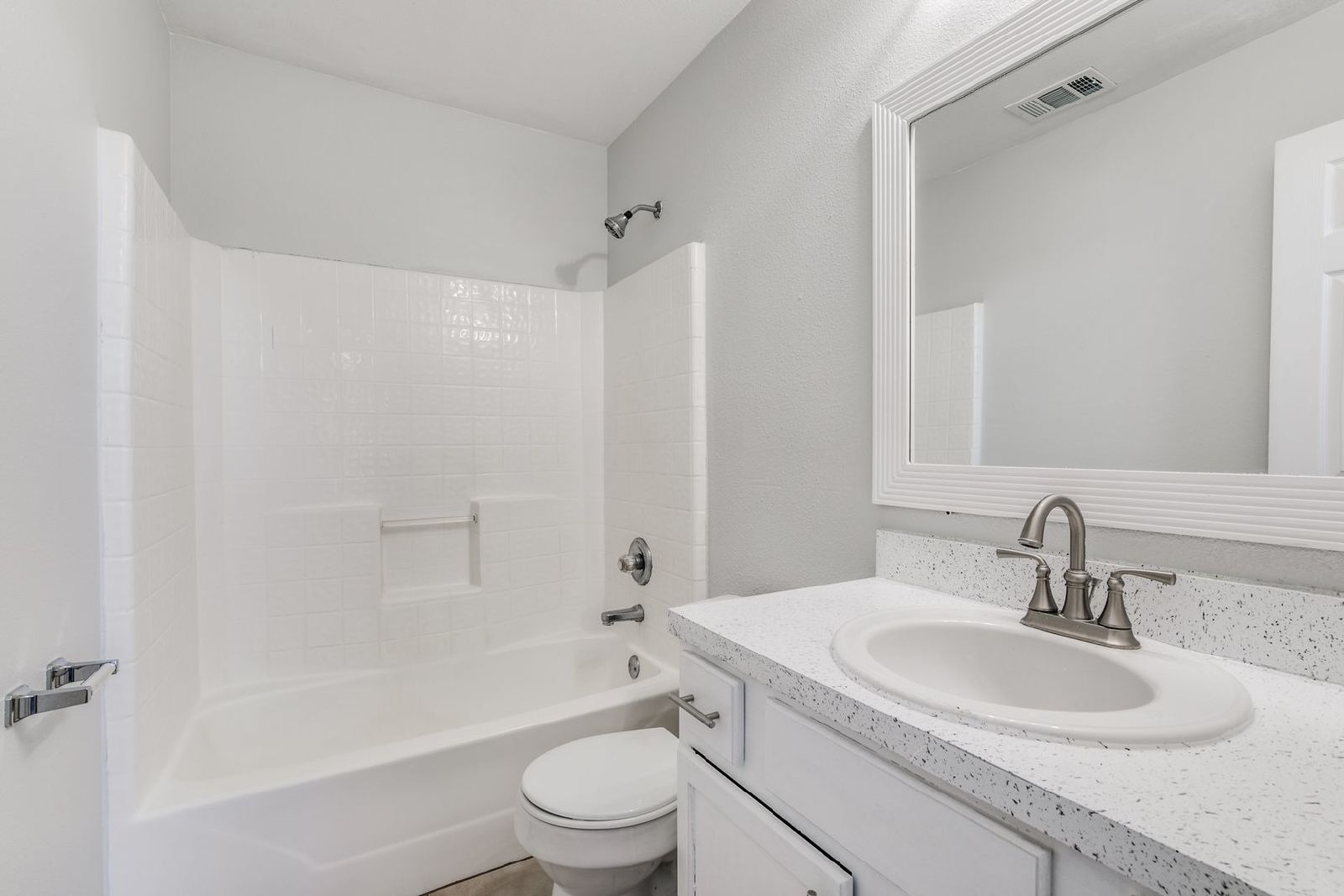 Classic Duplex in Arlington – Immediate Move-in property image