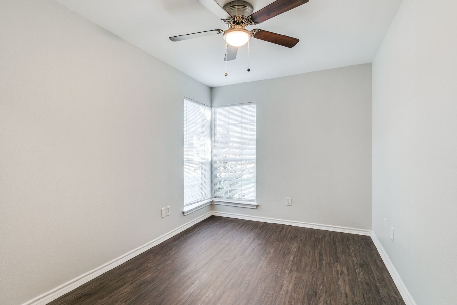 Classic Duplex in Arlington – Immediate Move-in property image