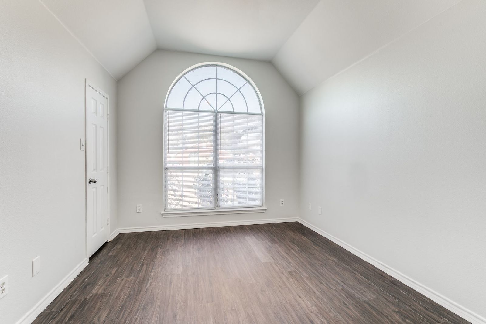 Classic Duplex in Arlington – Immediate Move-in property image