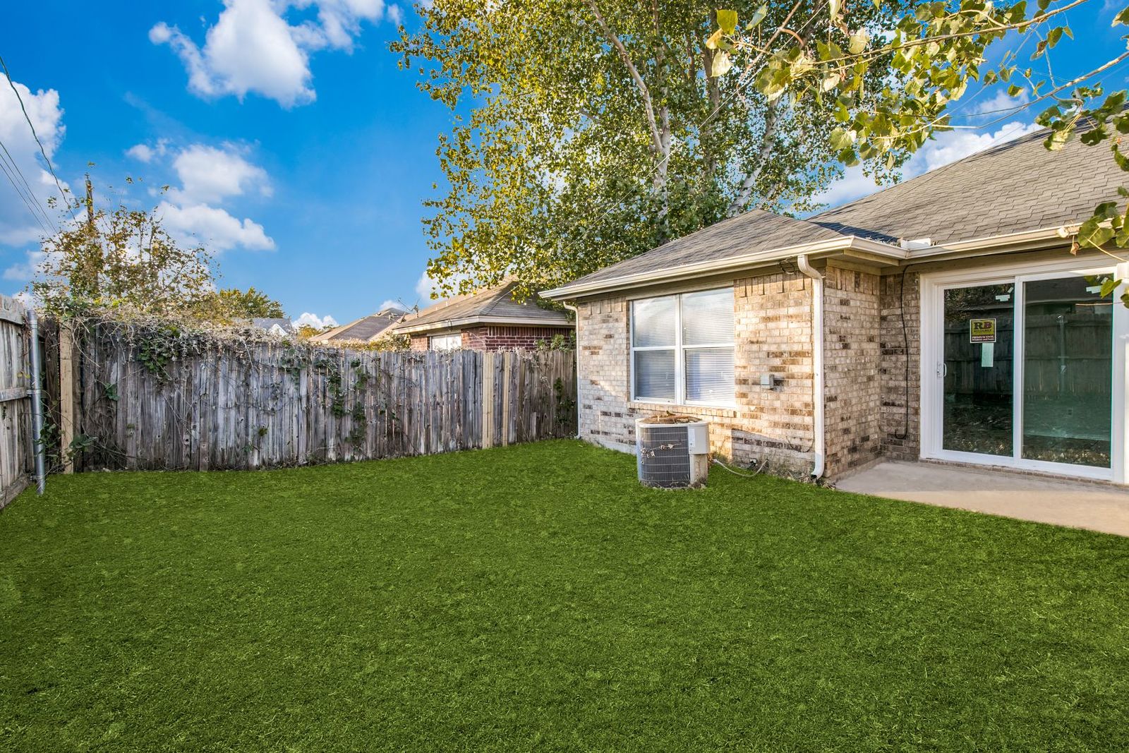 Classic Duplex in Arlington – Immediate Move-in property image