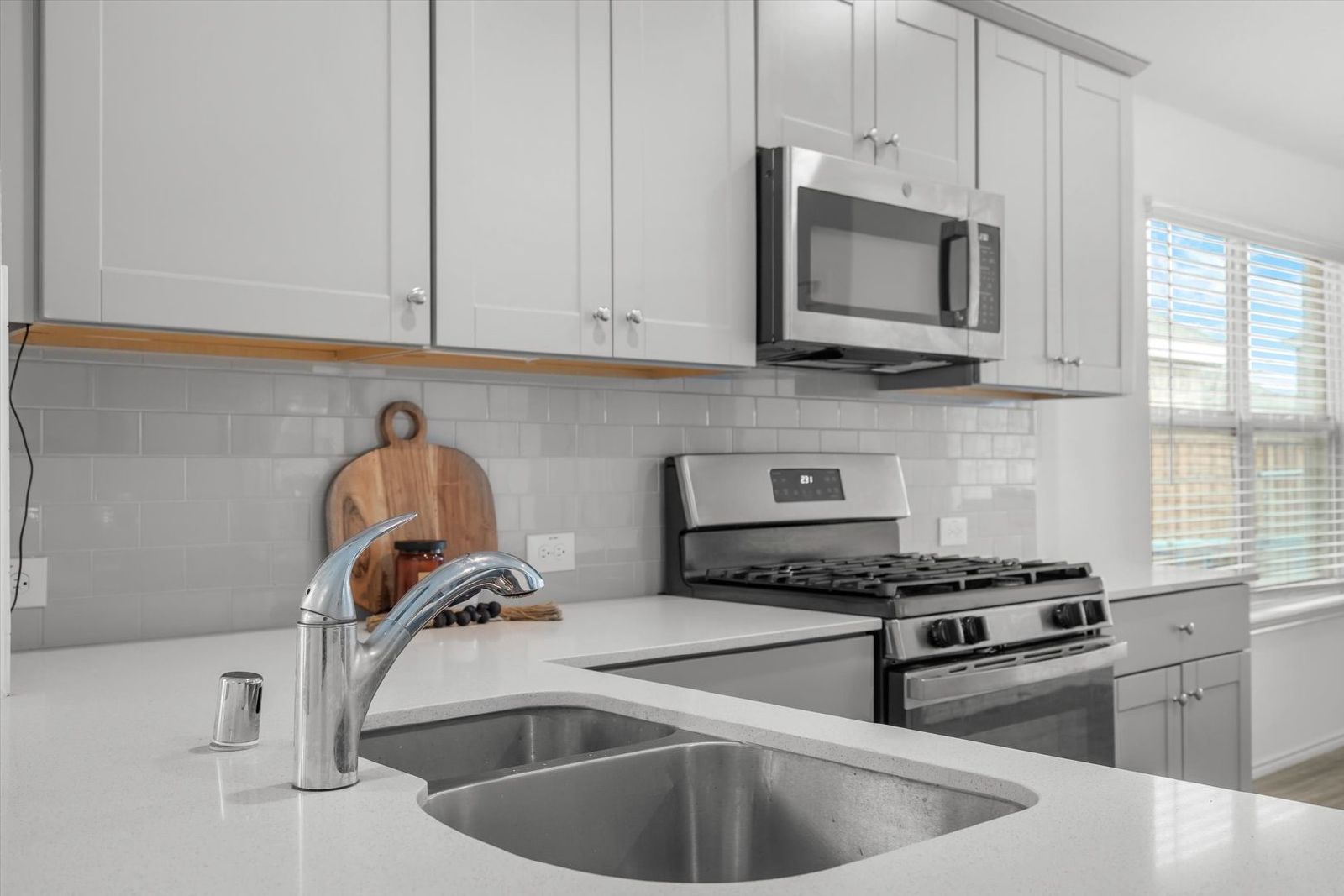 Welcome to 2332 Rosaline Dr – Aubrey, TX 76227 property image