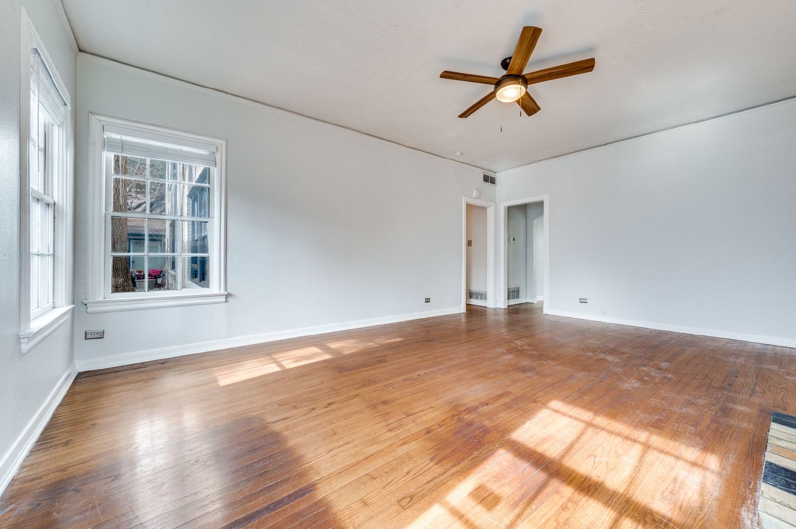 3 Bedroom in Oak Lawn With Private Parking & Deck! property image