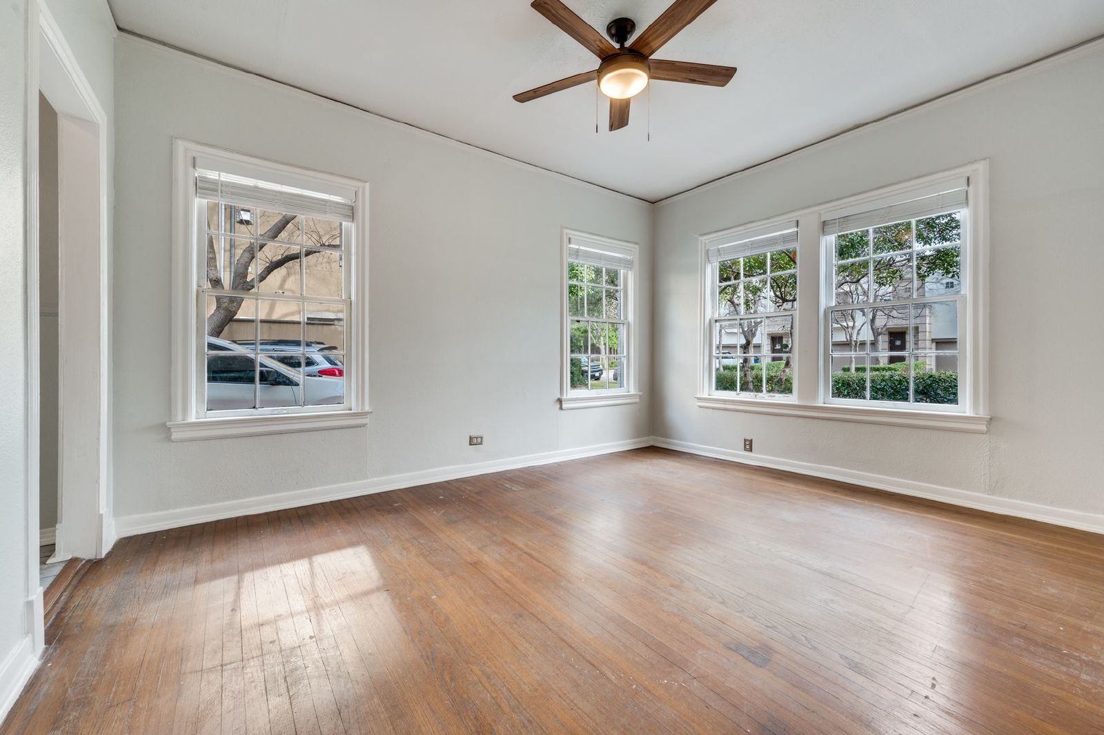 3 Bedroom in Oak Lawn With Private Parking & Deck! property image