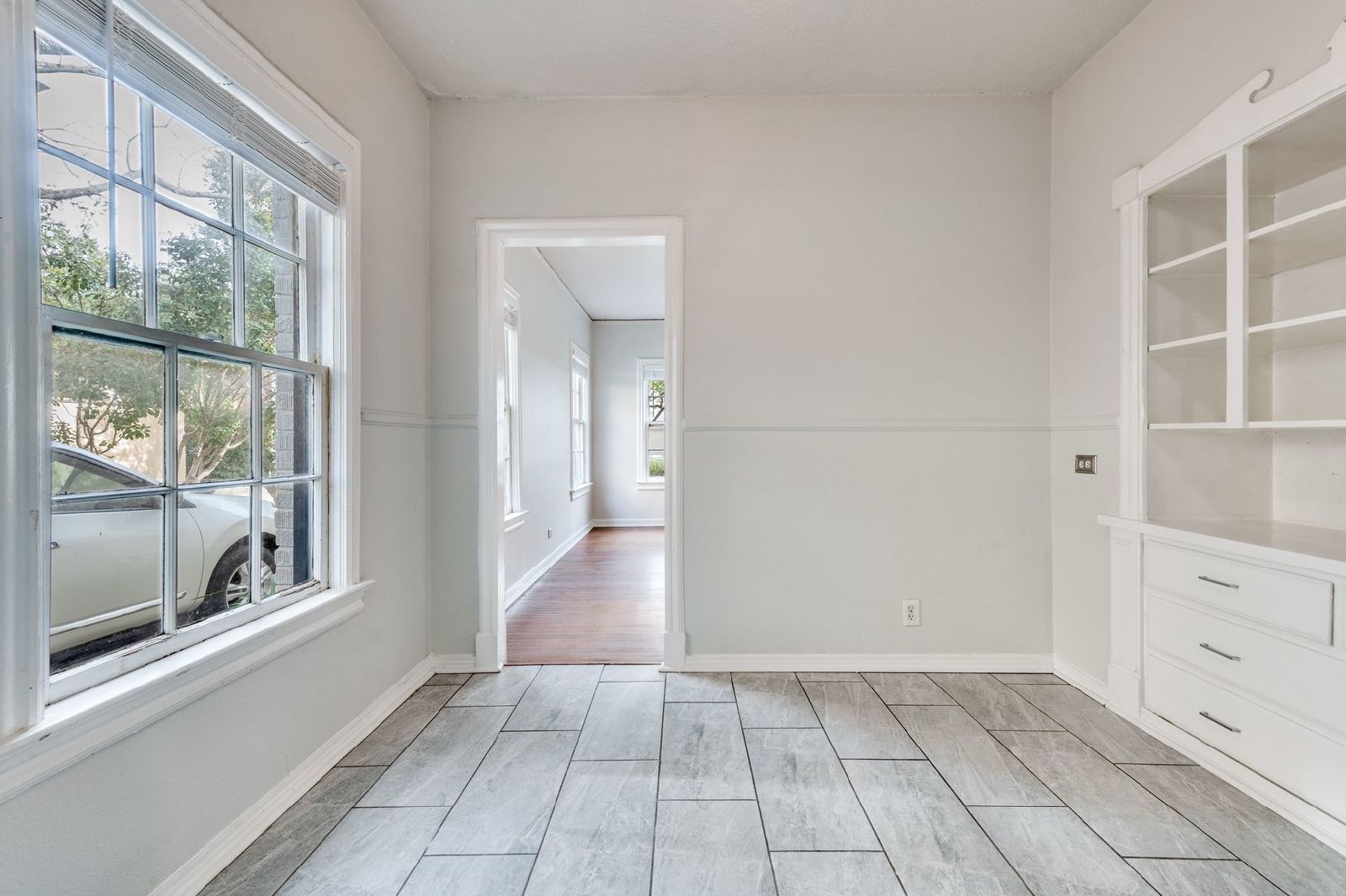 3 Bedroom in Oak Lawn With Private Parking & Deck! property image