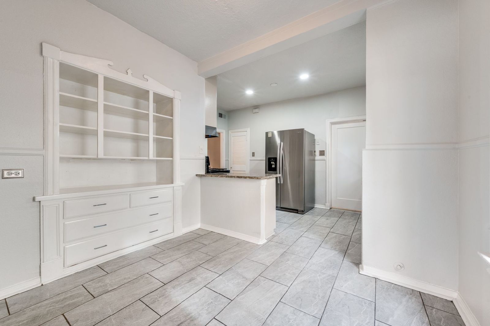 3 Bedroom in Oak Lawn With Private Parking & Deck! property image