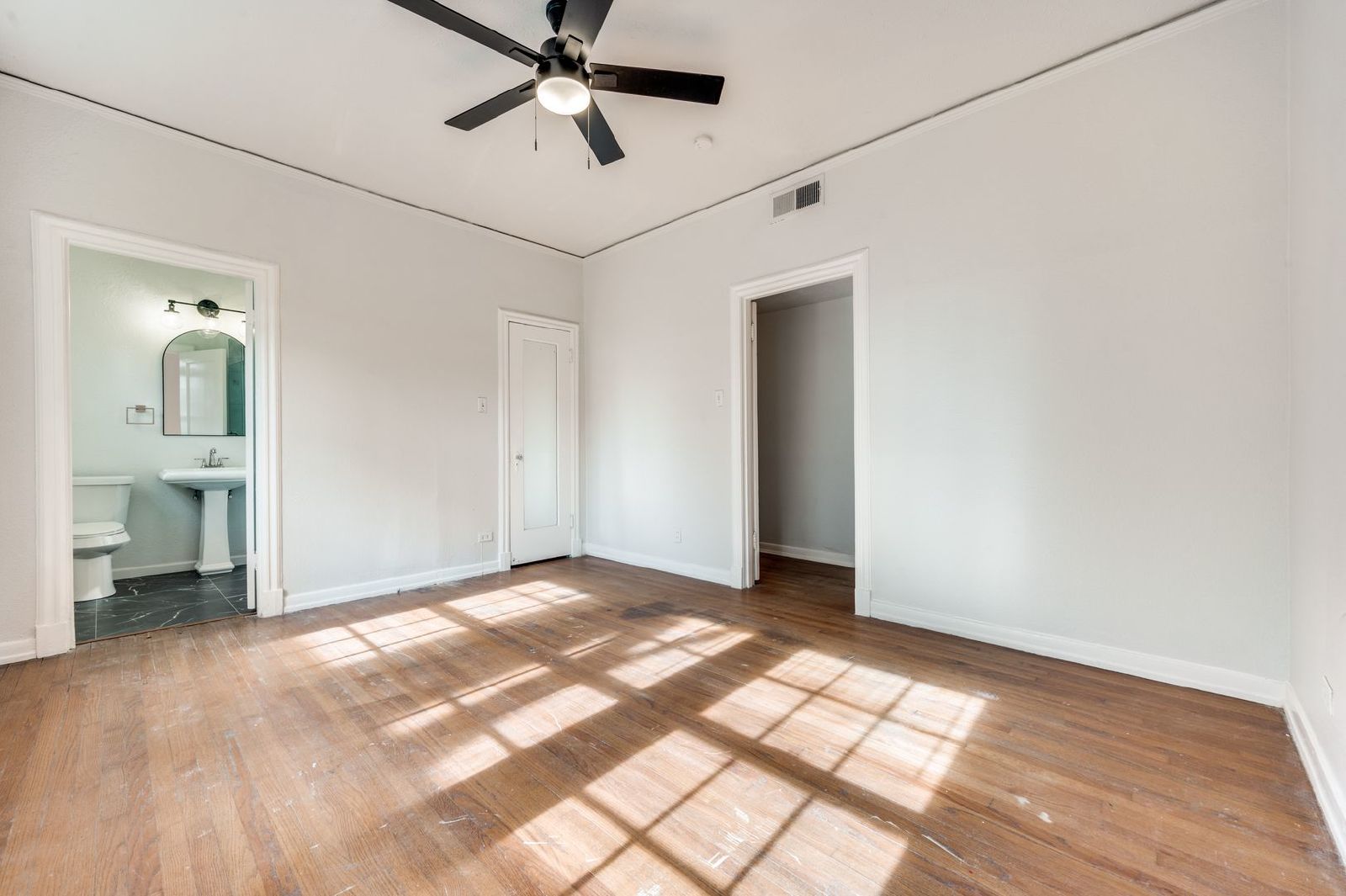 3 Bedroom in Oak Lawn With Private Parking & Deck! property image