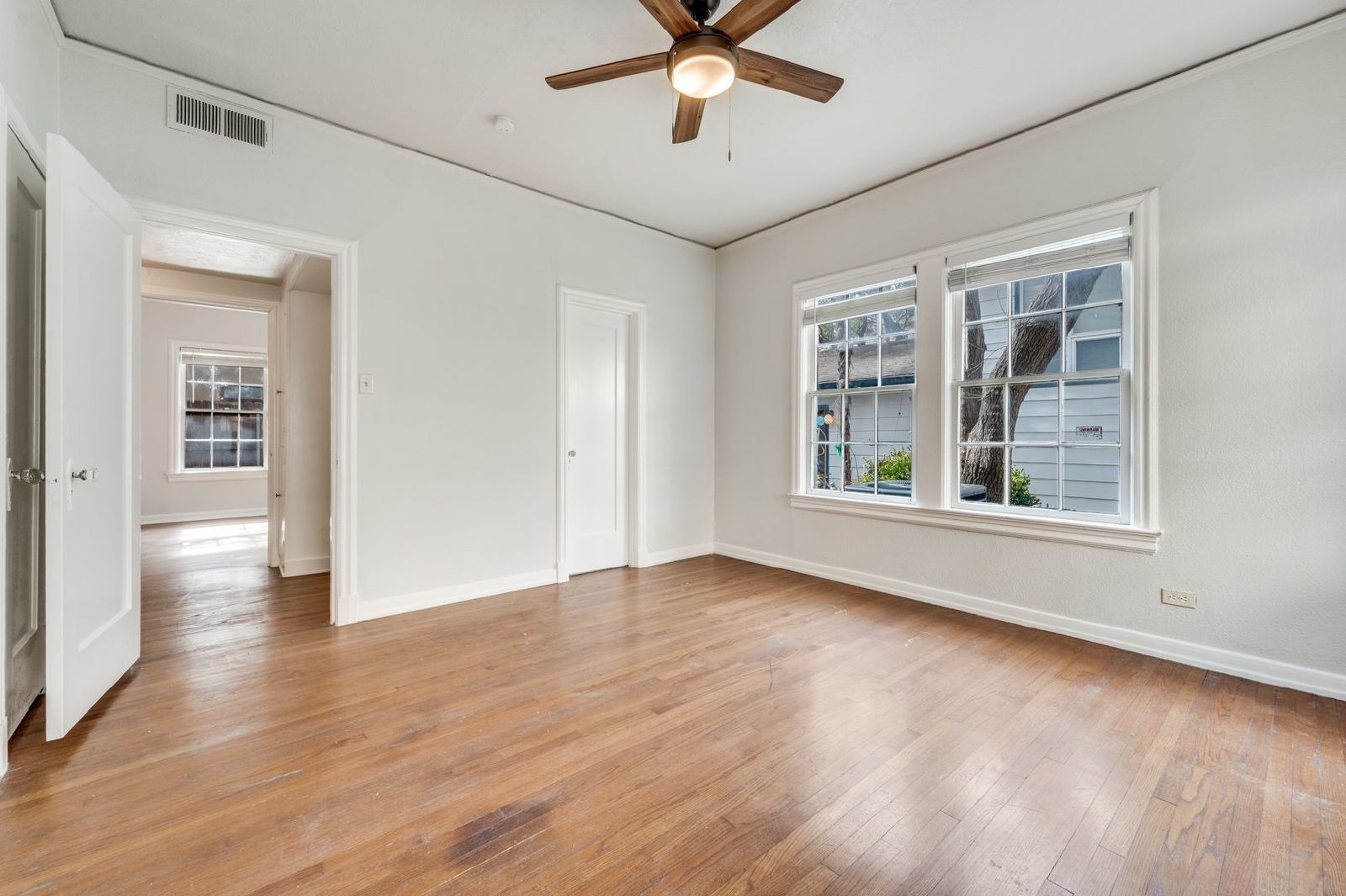 3 Bedroom in Oak Lawn With Private Parking & Deck! property image