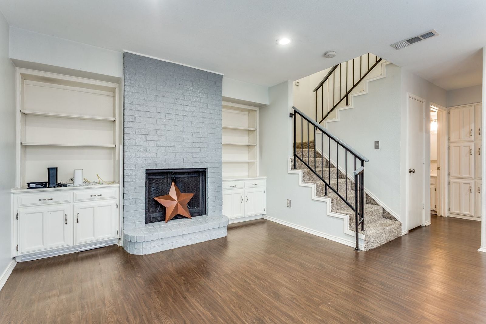 Unique & Classic Townhome in Bedford property image