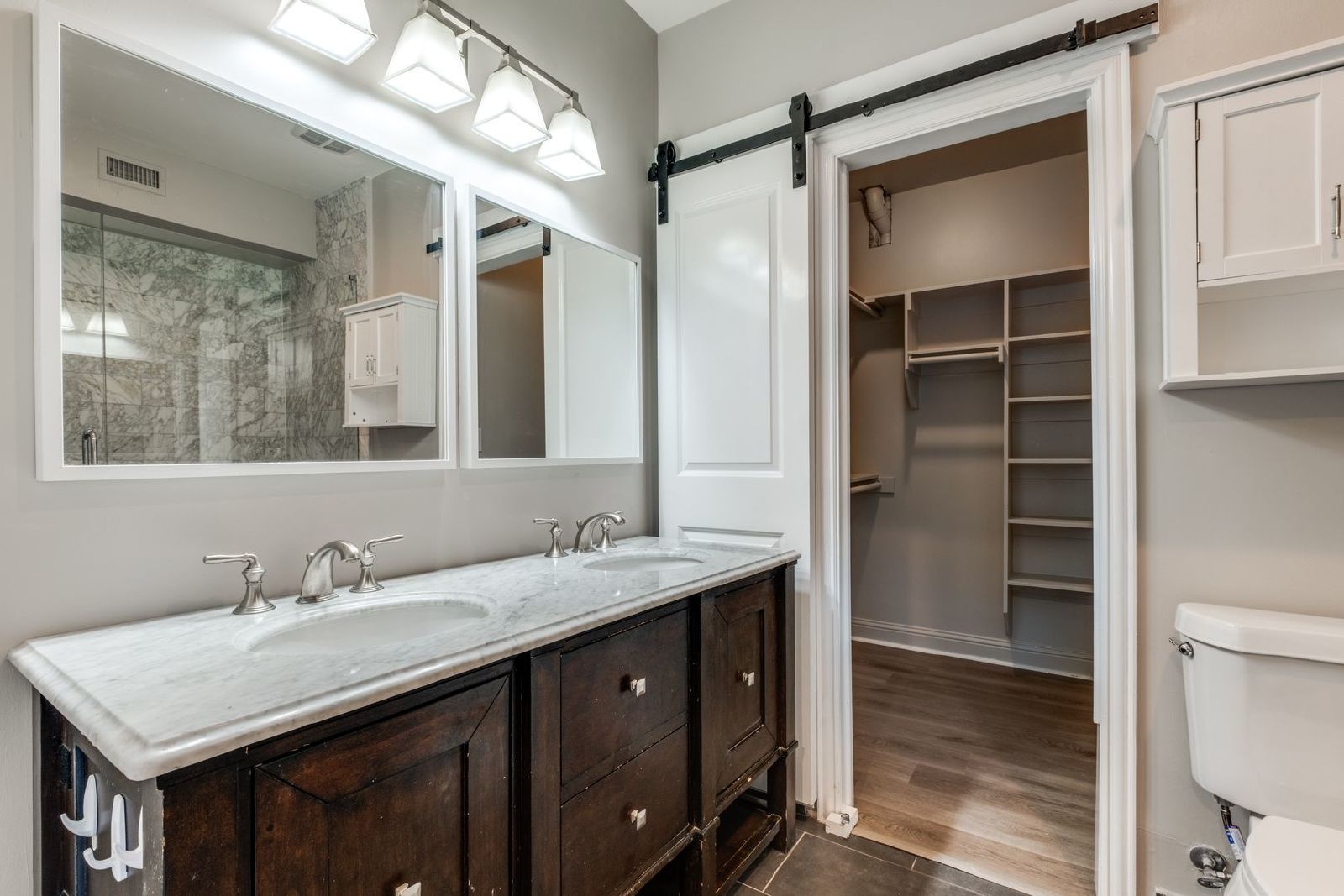 Charming 2-Bed / 2-Bath in Oak Lawn – Stylish Upgrades & Prime Location! property image