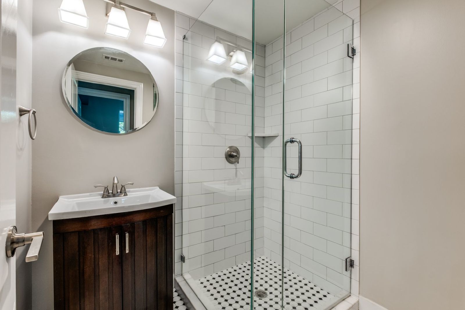 Charming 2-Bed / 2-Bath in Oak Lawn – Stylish Upgrades & Prime Location! property image